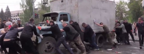 Мариуполь укрепляет блокпосты и готов дать врагу отпор. Мариуполь укрепляет блокпосты и готов дать врагу отпор.